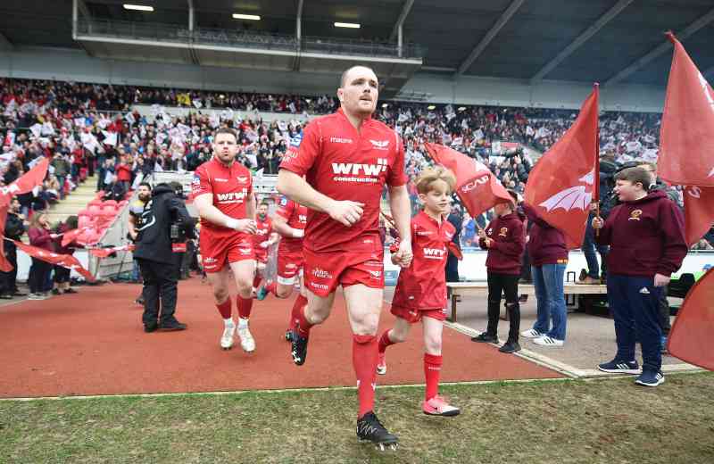 Owens pasó más de 20 años con los Scarlets, habiendo firmado su primer contrato en 2004