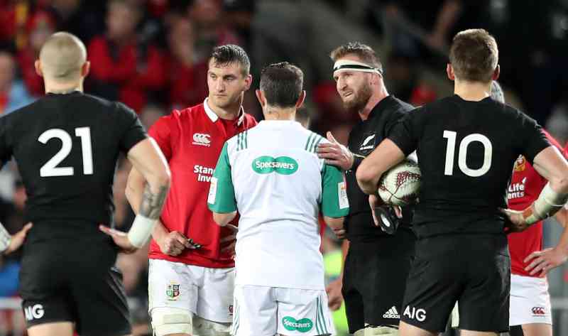 Warburton habla con Poite, el árbitro, después de que Owens fuera sancionado por fuera de juego accidental