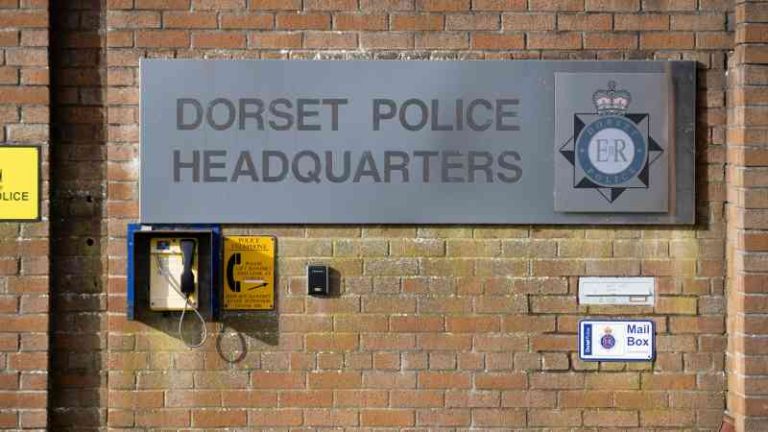 Dorset, Reino Unido – Dos aprendices de la policía de Dorset tuvieron sus pendientes removidos con cortadores de pernos