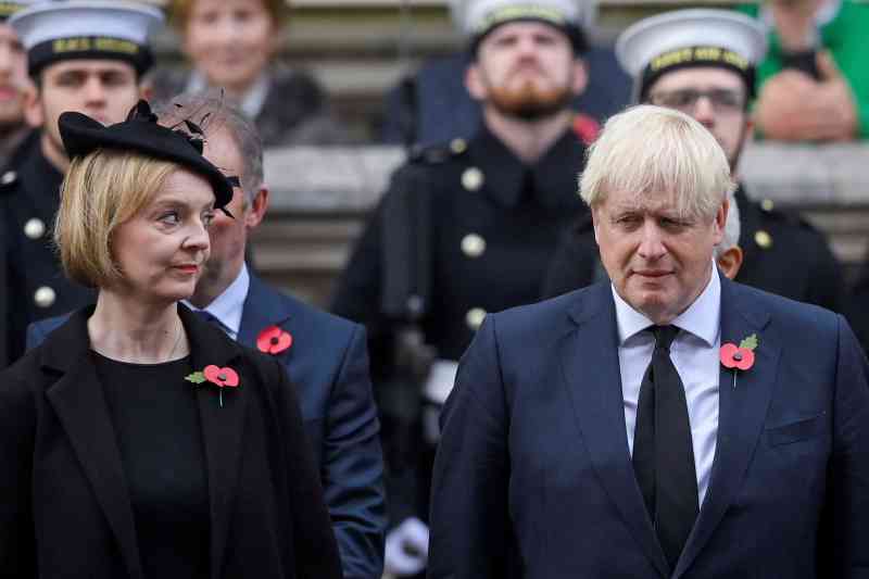 Truss con Boris Johnson durante la ceremonia del Día del Recuerdo en 2022