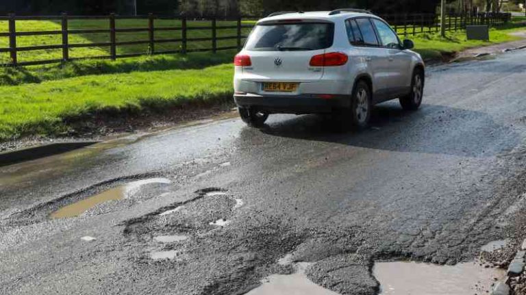 Liberar ahora los £8.3 mil millones destinados a HS2 para reparar los baches, insta el Departamento de Transporte al Tesoro.